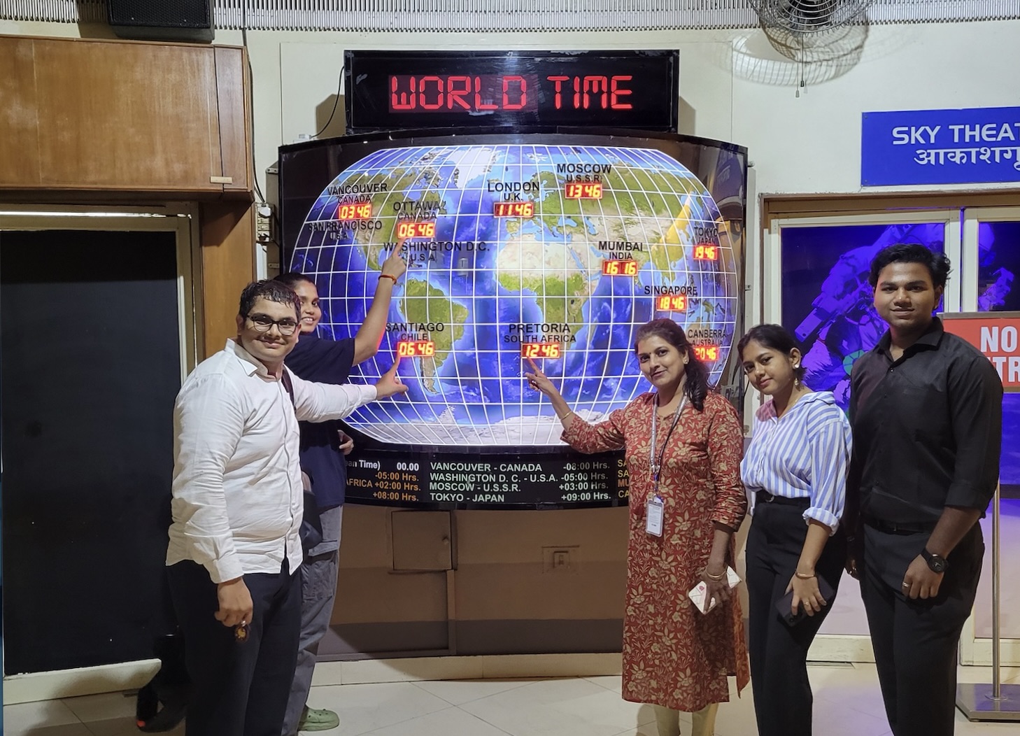 Hinduja DLLE Leaders Visit Nehru Planetarium